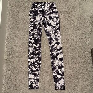 lululemon athletica Black and White Tie-Dye Leggings. Worn barely 2-4 size